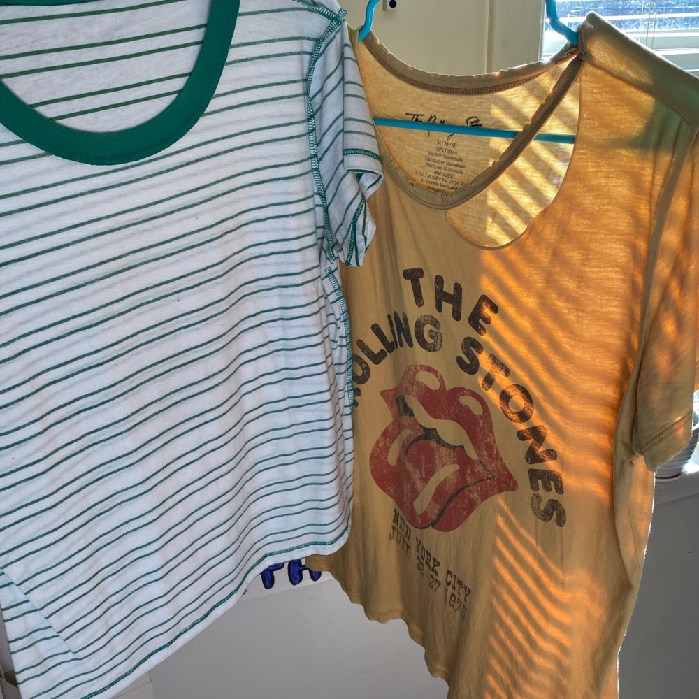 2 short sleeve t shirts.